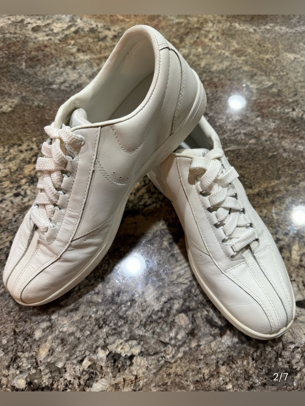 K-Swiss All-White Low Top Leather Tennis Shoes Size 10 - Excellent Condition! - Picture 3 of 7